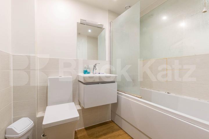 Modern 2 bedroom 2 bathroom property with large balcony  Mildmay Avenue , Newington Green 